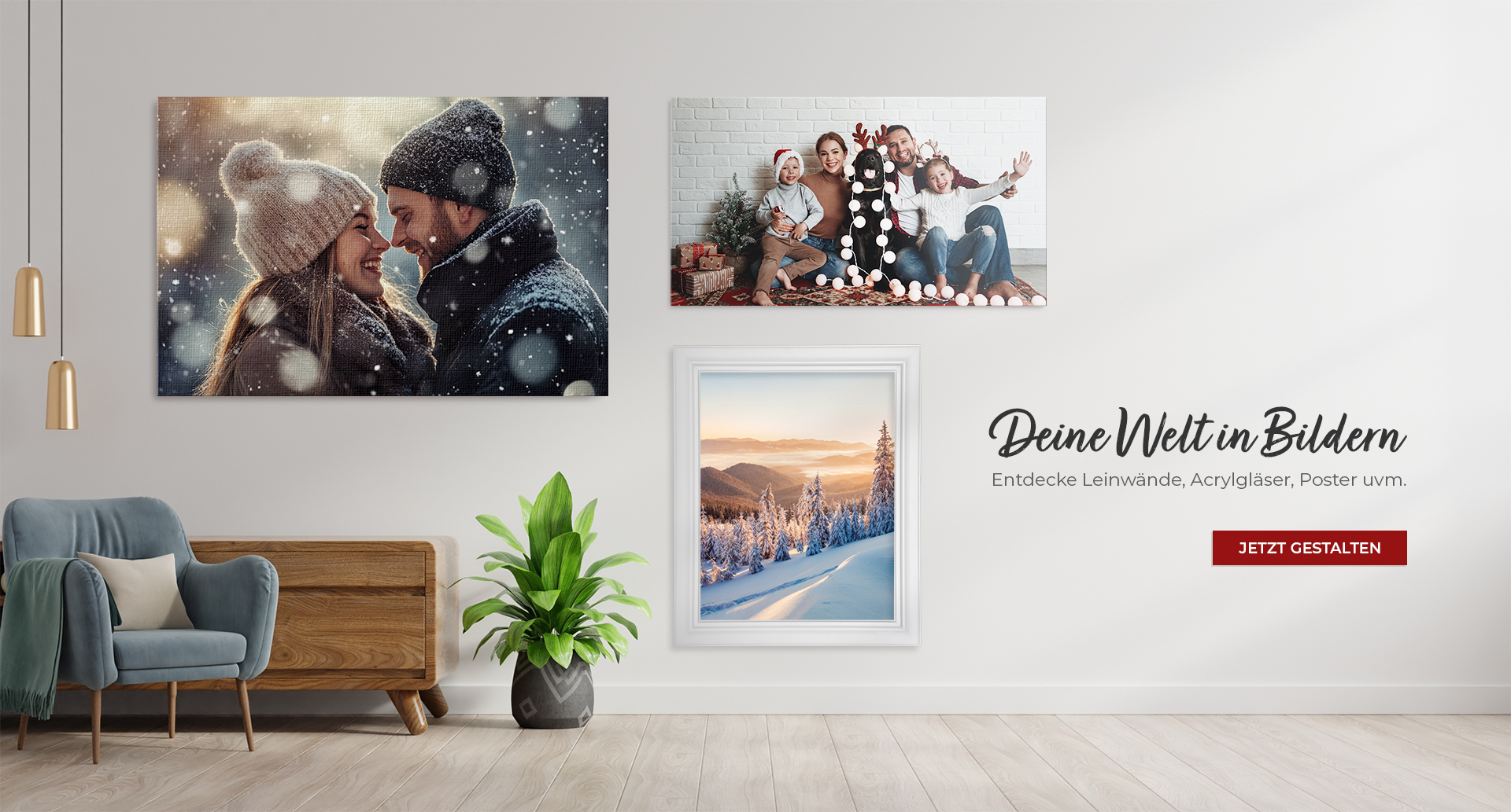 Wand mit Bildern und Möbeln mit Schriftzug Deine Welt in Bildern